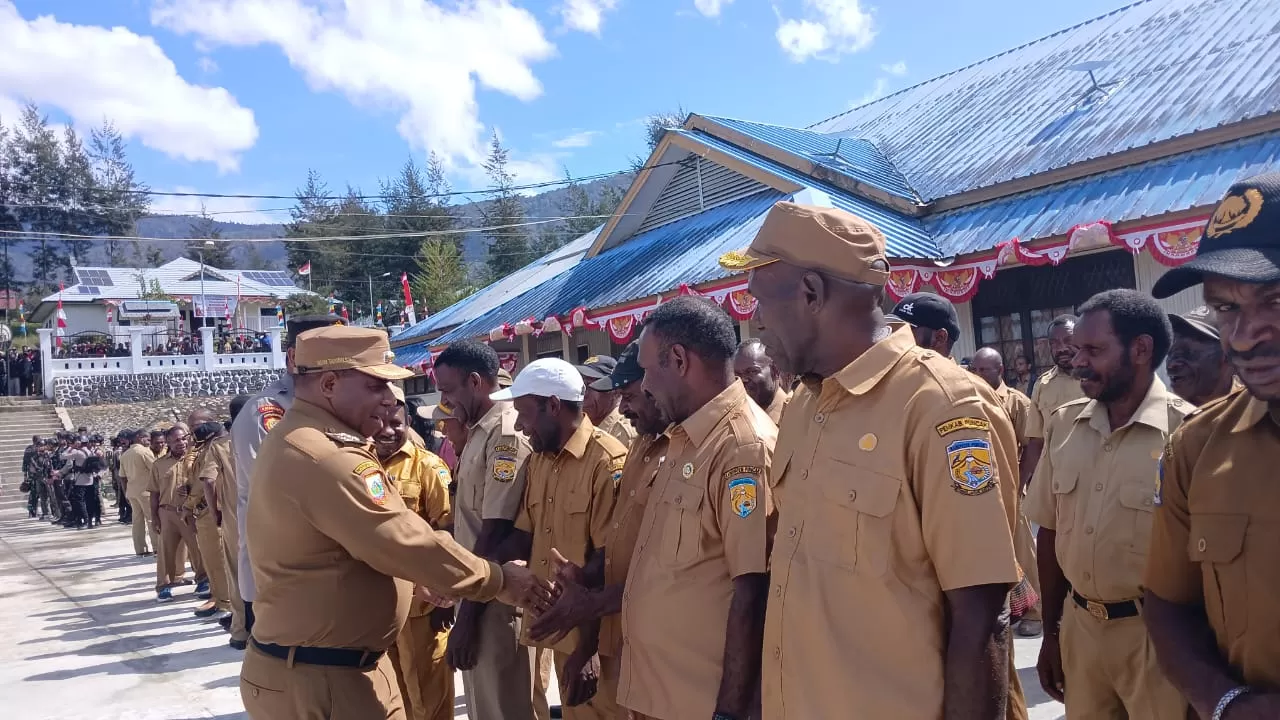 Gelar Apel Perdana Gabungan, Pj. Bupati Puncak Tekankan Kedisiplinan ASN